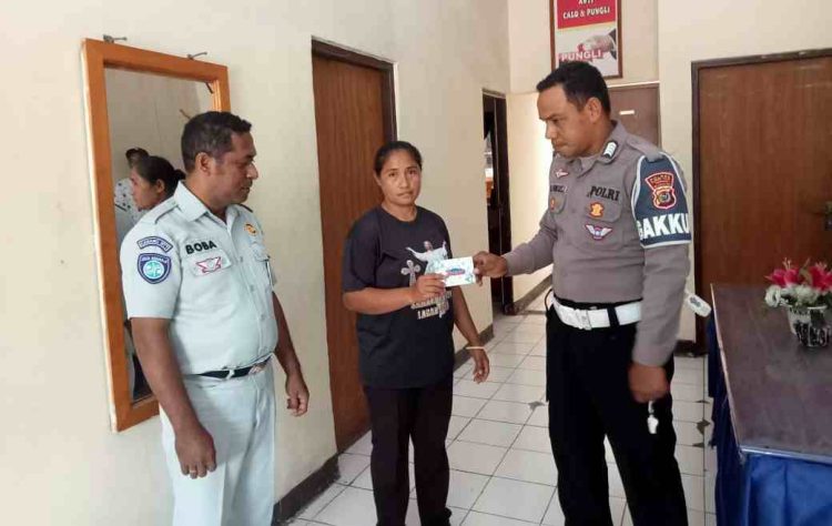 Jasa Raharja Berikan Dana Santunan Duka 50 Juta Kepada Istri Korban Laka Lantas di Flotim