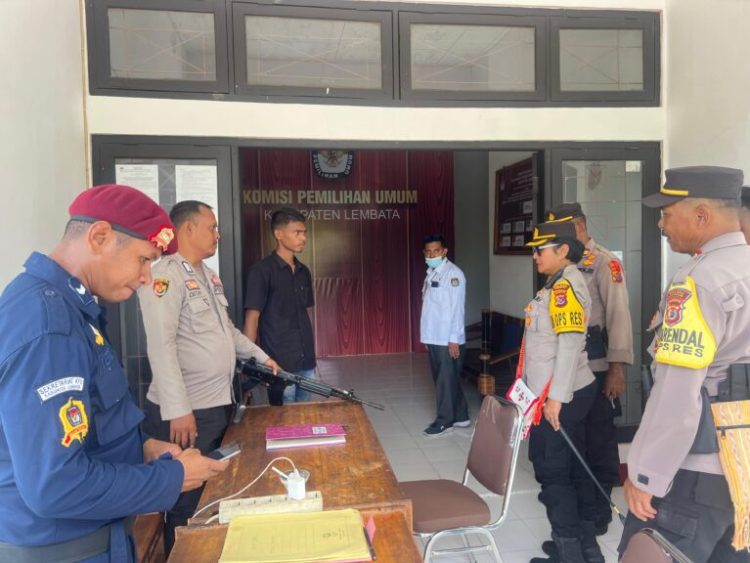 Kapolres Lembata AKBP Vivick Tjangkung Cek Logistik dan Keamanan KPUD Lembata dalam Operasi Mantap Brata