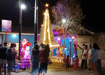 Komunitas BTN Lewoleba Hadirkan Pohon Natal Emas Mimikat Mata Tak Luput dari Pandangan