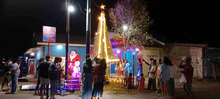 Komunitas BTN Lewoleba Hadirkan Pohon Natal Emas Mimikat Mata Tak Luput dari Pandangan
