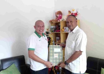 Ketua Komite Pemilihan Askab Lembata Periode 2023 – 2027 Serahkan Dokumen Hasil Kongres