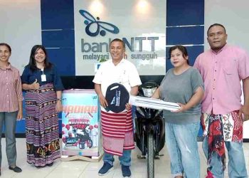Asyik! Dua Nasabah Bank NTT Terima Hadiah Promo Gebyar Merdeka Multi Guna