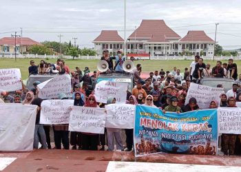 TOLAK Budidaya Mutiara Diteluk Lewoleba, Ratusan Nelayan Pesisir Serang Kantor Bupati Lembata