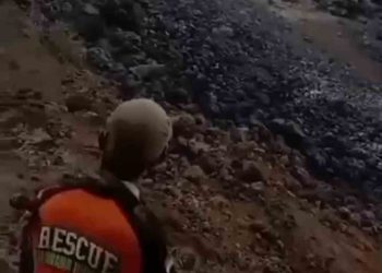 Viral Aksi Nekat Nonton Aliran Lava Gunung Ile Lewotolok dari Jarak Dekat