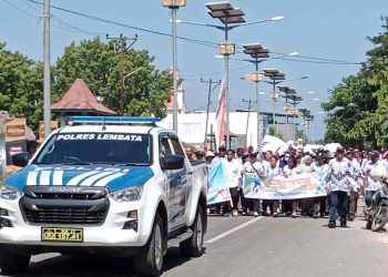 Ribuan Guru PGRI dan IGI Gelar Aksi Damai Long March Dukung Polres Lembata Bekerja Profesional Tangani Kasus Guru Dami