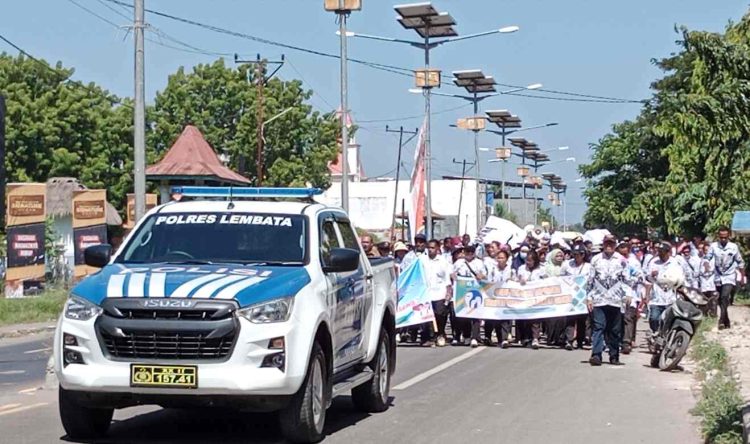 Ribuan Guru PGRI dan IGI Gelar Aksi Damai Long March Dukung Polres Lembata Bekerja Profesional Tangani Kasus Guru Dami