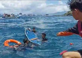 Saat Prosesi Laut, Sampan Terbalik, SAR Puntadewa Sigap Evakuasi