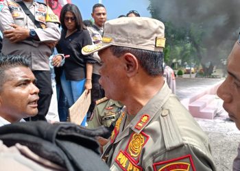 Nyaris Ricuh! Diduga, Oknum Sat Pol PP Jadi Provokator Saat Demo Cipayung Didepan Kantor Bupati Flotim