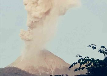 Gunung Api Ile Lewotobi Laki-laki Erupsi, Tinggi Kolom Abu 900M, Status Gunung Level II Waspada