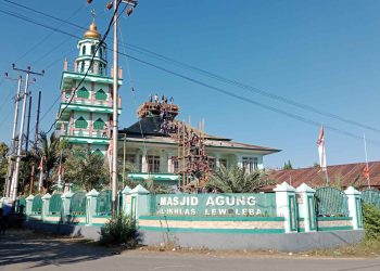Gotong Royong Umat Muslim Masjid Agung Al Ikhlas Lewoleba Terlihat Kompak