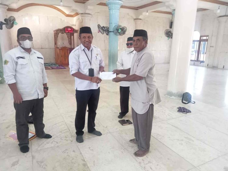 Kanwil Kemenag NTT Tinjau Masjid Agung Syuhada Larantuka dan Serahkan SK Masjid Percontohan