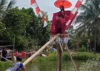 HEBOH! Panjat Pinang Hadiah Janda