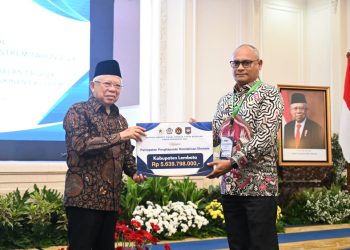 Wapres Serahkan Dana Insentif Fiskal 2024 Ke Pj Bupati Tapo Bali dalam Penghargaan Kinerja Tahun Berjalan 