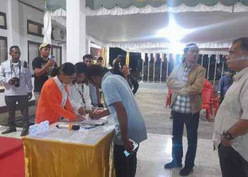 Dianggap Lalai Terhadap Prosess Administrasi Pemilukada, Paket KEREN Adukan KPUD Flores Timur ke Bawaslu dan KPU RI