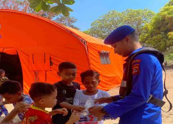 Kapal Patroli Pol Airud Polda NTT Marnit Lembata Bergerak Cepat Berikan Bantuan untuk Pengungsi Lewotobi Flotim