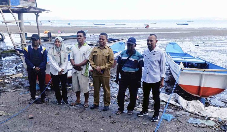 Dua Kelompok Nelayan di Lembata Terima Bantuan Mesin dan Kapal Ikan Dari Aspirasi Julie Laiskodat Sutrisno