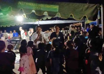 Musisi Lembata dan Lintas Komunitas Hibur Pengungsi Di Desa Bokang Flotim 