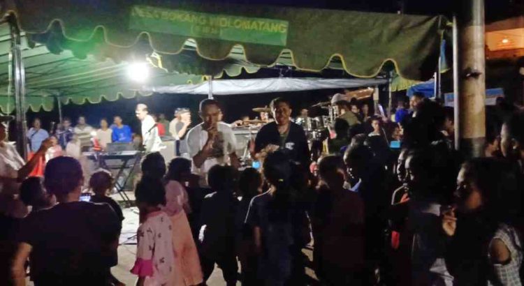 Musisi Lembata dan Lintas Komunitas Hibur Pengungsi Di Desa Bokang Flotim 