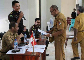 Peringati HAKORDIA, Kejaksaan Negeri Lembata Sosialisasi Anti Korupsi Dana Desa & Penandatanganan Pakta Integritas