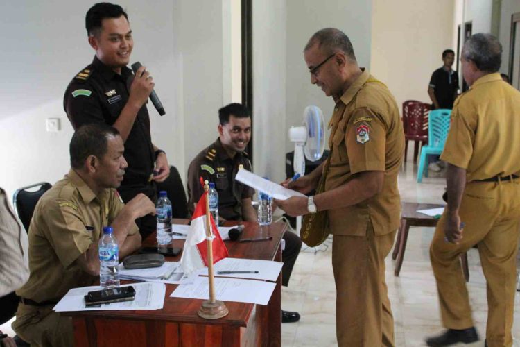 Peringati HAKORDIA, Kejaksaan Negeri Lembata Sosialisasi Anti Korupsi Dana Desa & Penandatanganan Pakta Integritas