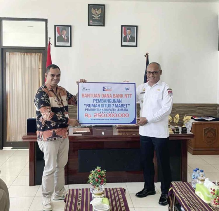 Bank NTT Serahkan Bantuan CSR Bangun Rumah Situs 7 Maret Hadakewa 