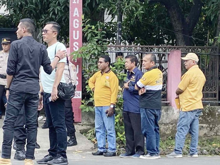 Aliansi Rakyat Lembata Peduli Demokrasi Gelar Unjuk Rasa Di Kantor Bawaslu Lembata