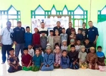 Gerak Bareng dan Yayasan Pesisir Lembata Khitanan Massal di Masjid Darul Ishlah Hoelea