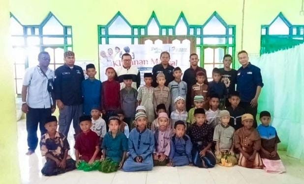 Gerak Bareng dan Yayasan Pesisir Lembata Khitanan Massal di Masjid Darul Ishlah Hoelea