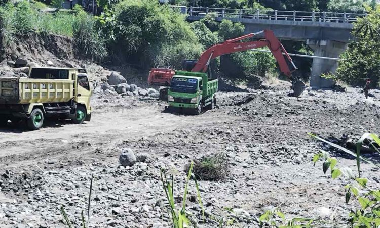 DAS Waikomo Memprihatinkan, Sawah & Jalan Rusak Parah , Mobil Dump Truck Asik Bawa Material, Warga Tolak Tukar Guling, PEMDA?
