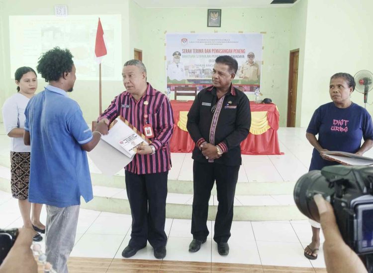Dinas Perkimtan Kabupaten Lembata Serahkan Rumah Bantuan Sebanyak 63 Unit