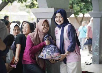 Srikandi PLN UIP Nusra Gandeng RS Siloam Gelar Edukasi Pencegahan Kanker Payudara dan berbagi bingkisan Ramadhan 1446 H di Kampung Nelayan Lingkungan Gatep