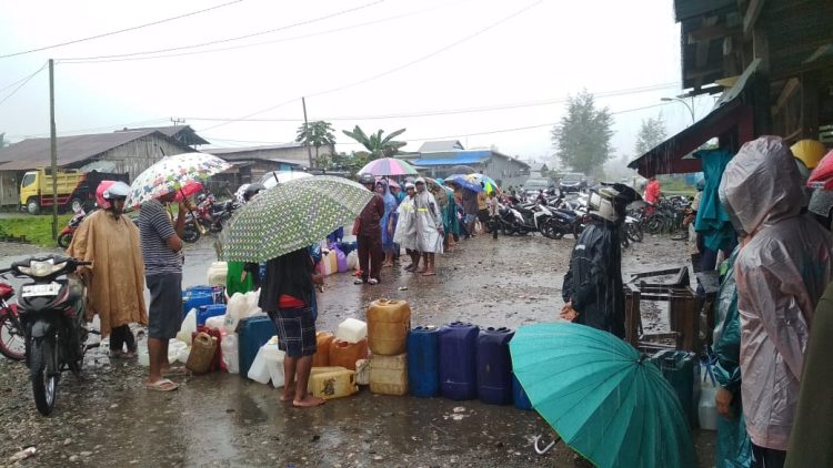 Minyak Tanah Langkah Warga Kota Larantuka Mengeluh, Pemda Flotim Dimita “Tegas” Tertibkan Pangkalan