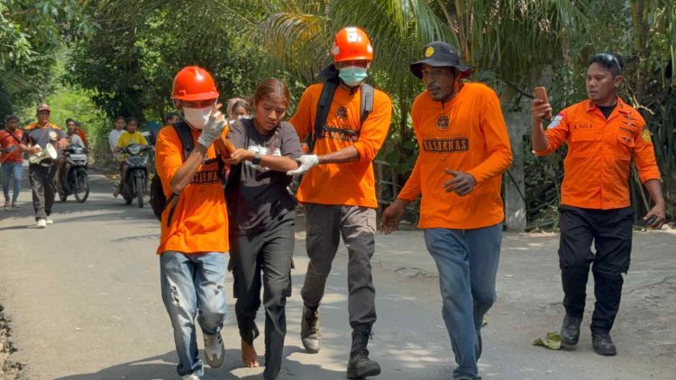 Basarnas Simulasikan Evakuasi Darurat Erupsi Gunung Api Kepada Masyarakat Lembata