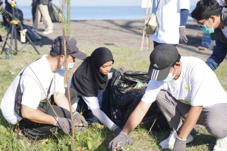 Sambut Hari Lingkungan Hidup Sedunia, PLN UIP Nusra Gelar Bersih Pantai Loang Baloq sebagai Rangkaian Kampanye Zero Waste Warriors
