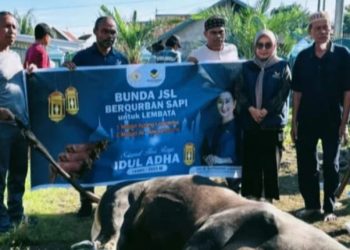 Wabup Nasir Laode Serahkan Bantuan Hewan Qurban Dari Anggota DPR RI, Julie Sutrisno Laiskodat