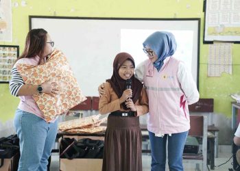 Rayakan Hari Anak Nasional, Srikandi PLN UIP Nusra Beri Bantuan Sarana KBM untuk SDN 2 Padak Guar