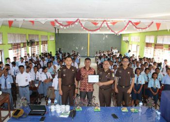 Kejari Lembata Sambangi Pelajar Smandu, Program Jaksa Masuk Sekolah Berikan Edukasi Hukum