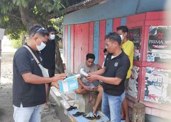 Momen 17 Agustus Penuh Makna, PMI & Forum Jurnalis Lembata Bagi Masker di Zona Terdampak Erupsi Ile Lewotolok