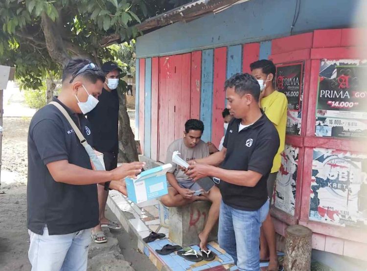 Momen 17 Agustus Penuh Makna, PMI & Forum Jurnalis Lembata Bagi Masker di Zona Terdampak Erupsi Ile Lewotolok