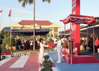 Wakil Bupati Lembata Pimpin Upacara Penurunan Sang Merah Putih HUT ke-80 Kemerdekaan RI di Kabupaten Lembata