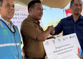 PLN UIP Nusra Dukung Kesejahteraan Nelayan Desa Tablolong melalui Program TJSL Electrifying Marine
