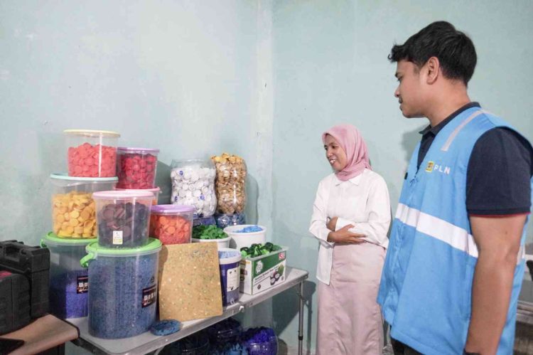 TJSL PLN UIP Nusra Gandeng Komunitas GELISAH Ubah Sampah Plastik Jadi Produk Bernilai Ekonomi