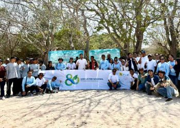 PLN UIP Nusra dan Politeknik KP Kupang Dorong Kepedulian Lingkungan Lewat Aksi Bersih Pantai Oesina di Kupang Barat