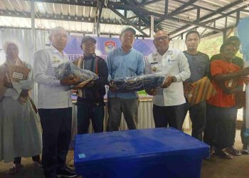 Lembata Pacu Kemandirian Ekonomi: Bupati Kanis Serahkan Bantuan Sarana Prasarana untuk Nelayan