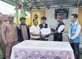 PLN UIP Nusra Salurkan Bantuan untuk Pemugaran Kantor Desa Ulubelu di Sekitar PLTP Mataloko