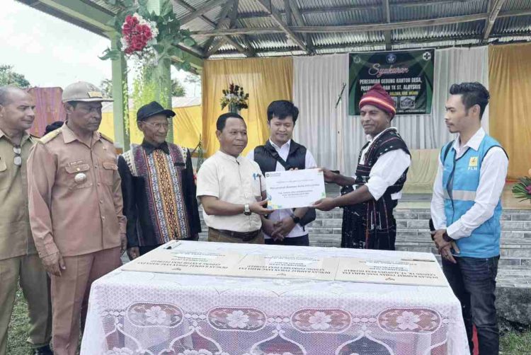 PLN UIP Nusra Salurkan Bantuan untuk Pemugaran Kantor Desa Ulubelu di Sekitar PLTP Mataloko