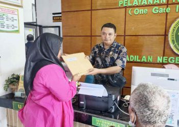 Spontan! 20 Orang Konsumen Hari Ini Serahkan Amicus Curiae Soal Perkara Praperadilan Pedagang Beras Kepada Ketua Pengadilan Negeri Lembata