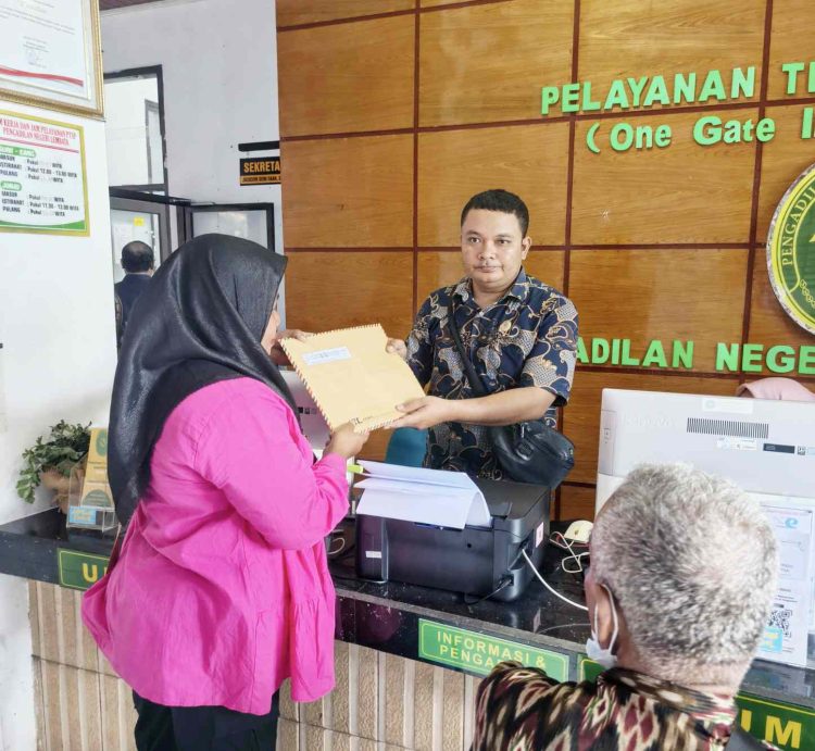 Spontan! 20 Orang Konsumen Hari Ini Serahkan Amicus Curiae Soal Perkara Praperadilan Pedagang Beras Kepada Ketua Pengadilan Negeri Lembata