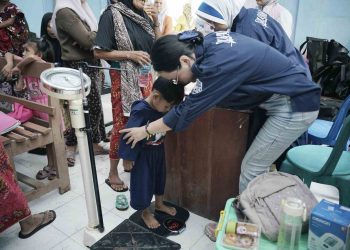 Cegah Stunting, Srikandi PLN UIP Nusra Gelar Penyuluhan dan Pemeriksaan Kesehatan Gratis Ibu Hamil dan Anak di Desa Sekotong Timur