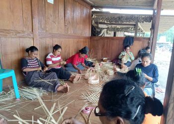 Dukung Pemberdayaan Masyarakat, PLN UIP Nusra Fasilitasi Pengembangan Kerajinan Bambu di Desa Wogo